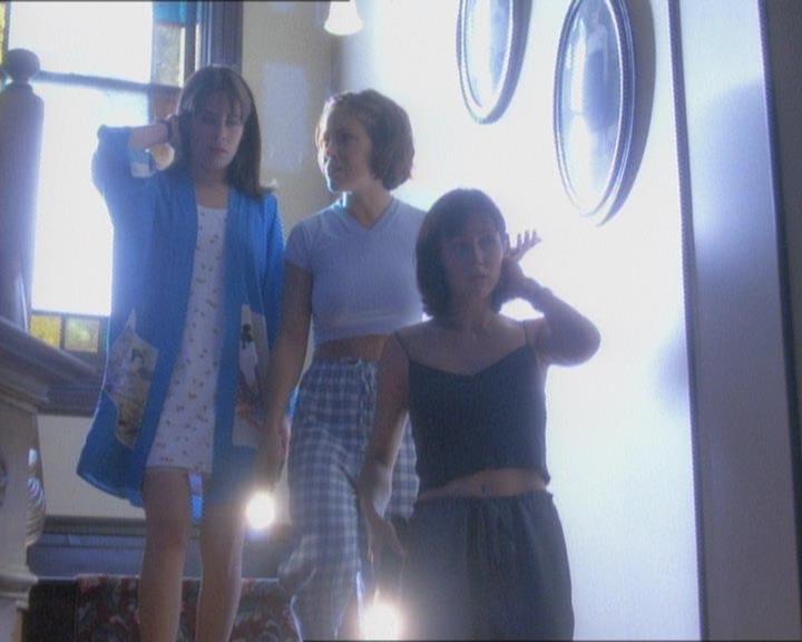 Charmed-Online_dot_net-1x01SomethingWiccaThisWayComes1014.jpg