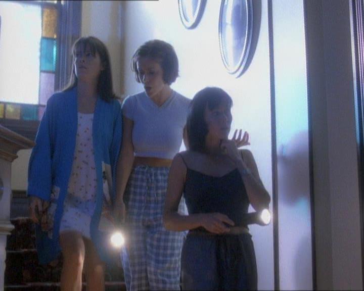 Charmed-Online_dot_net-1x01SomethingWiccaThisWayComes1015.jpg