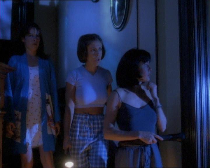 Charmed-Online_dot_net-1x01SomethingWiccaThisWayComes1016.jpg