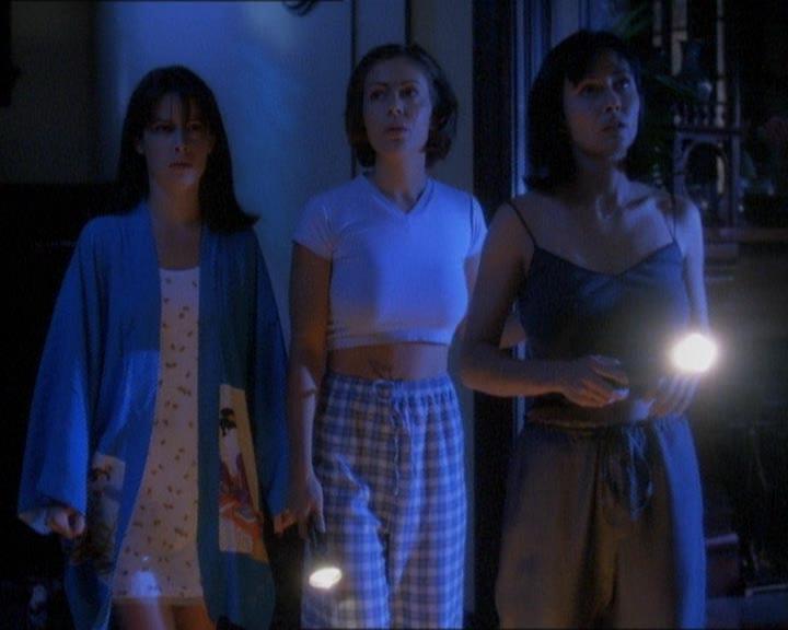 Charmed-Online_dot_net-1x01SomethingWiccaThisWayComes1018.jpg