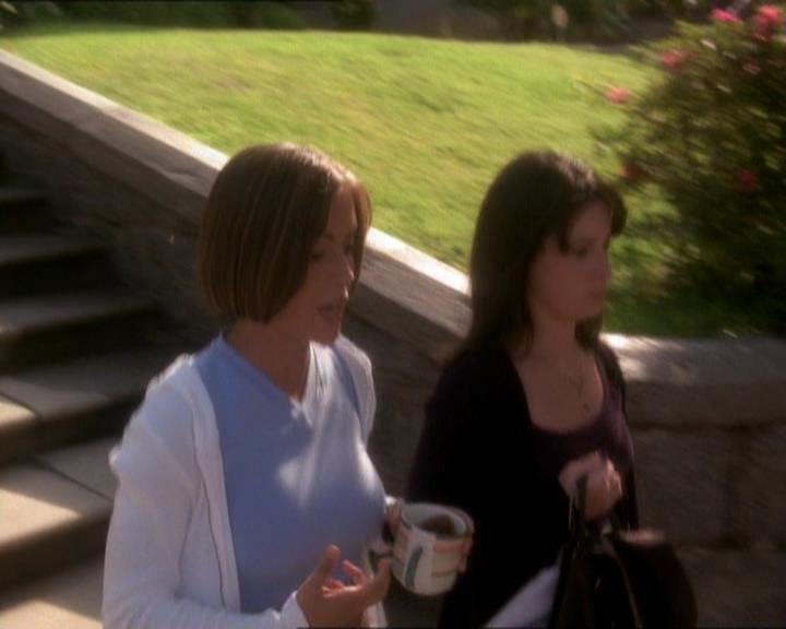 Charmed-Online_dot_net-1x01SomethingWiccaThisWayComes1095.jpg Charmed-Online_dot_net-1x01SomethingWiccaThisWayComes1095.jpg