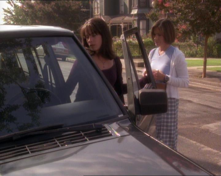 Charmed-Online_dot_net-1x01SomethingWiccaThisWayComes1121.jpg Charmed-Online_dot_net-1x01SomethingWiccaThisWayComes1121.jpg