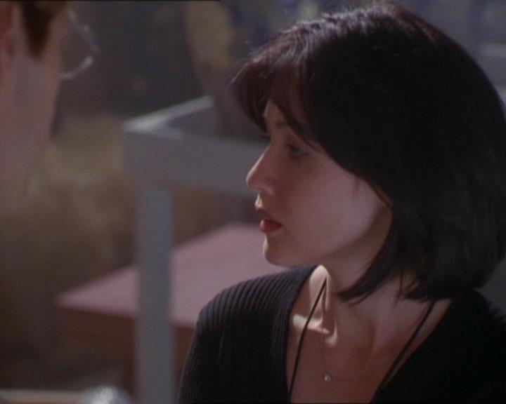 Charmed-Online_dot_net-1x01SomethingWiccaThisWayComes1151.jpg Charmed-Online_dot_net-1x01SomethingWiccaThisWayComes1151.jpg