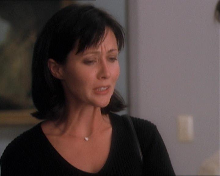 Charmed-Online_dot_net-1x01SomethingWiccaThisWayComes1349.jpg Charmed-Online_dot_net-1x01SomethingWiccaThisWayComes1349.jpg