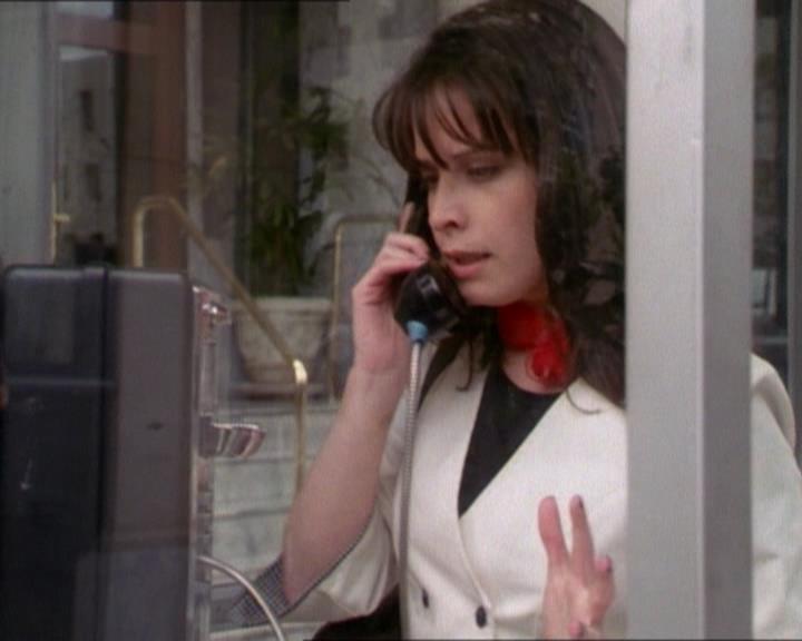 Charmed-Online_dot_net-1x01SomethingWiccaThisWayComes1386.jpg