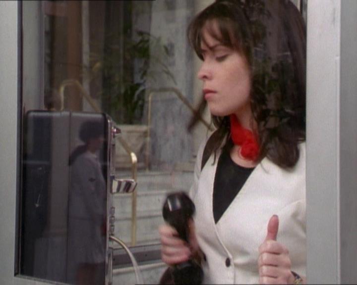 Charmed-Online_dot_net-1x01SomethingWiccaThisWayComes1392.jpg