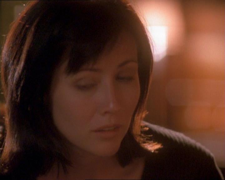 Charmed-Online_dot_net-1x01SomethingWiccaThisWayComes1615.jpg Charmed-Online_dot_net-1x01SomethingWiccaThisWayComes1615.jpg