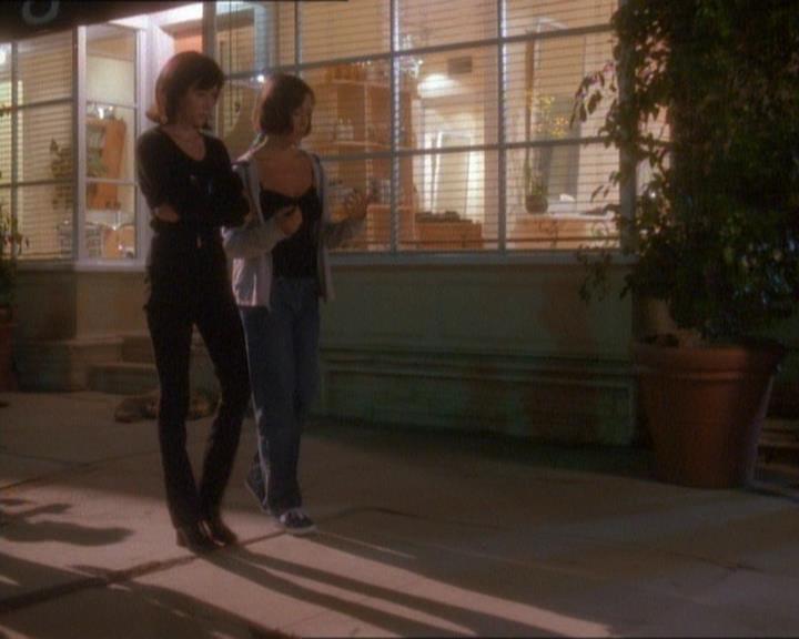 Charmed-Online_dot_net-1x01SomethingWiccaThisWayComes1684.jpg