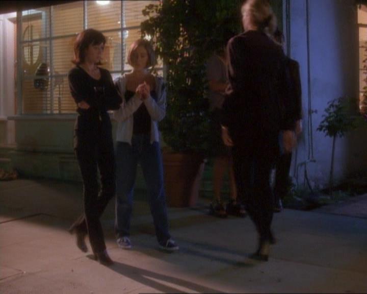 Charmed-Online_dot_net-1x01SomethingWiccaThisWayComes1687.jpg Charmed-Online_dot_net-1x01SomethingWiccaThisWayComes1687.jpg
