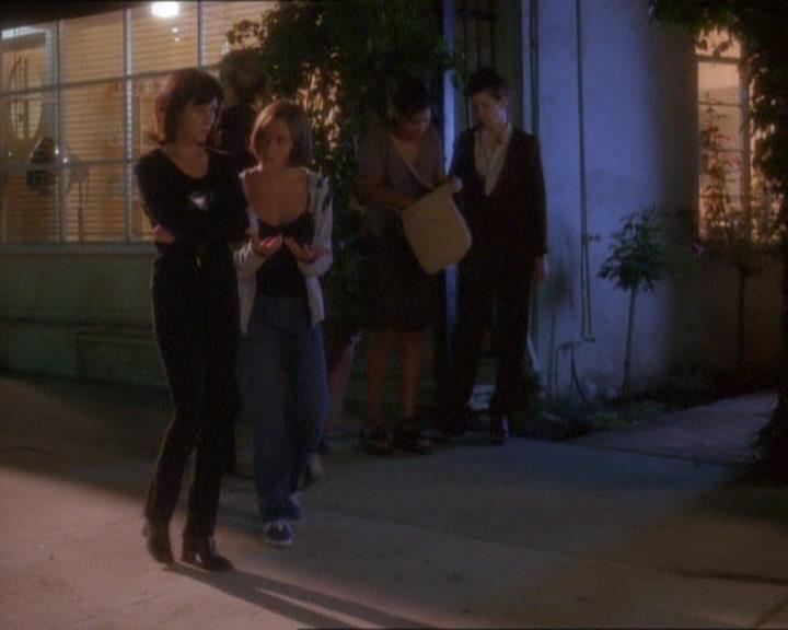 Charmed-Online_dot_net-1x01SomethingWiccaThisWayComes1688.jpg