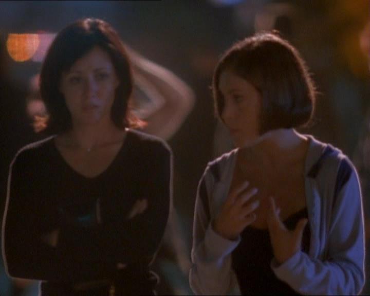 Charmed-Online_dot_net-1x01SomethingWiccaThisWayComes1689.jpg