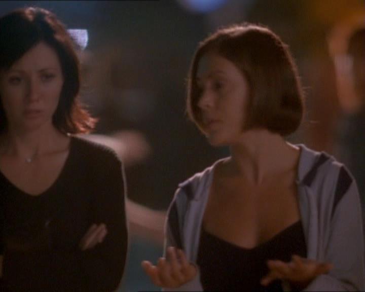 Charmed-Online_dot_net-1x01SomethingWiccaThisWayComes1692.jpg