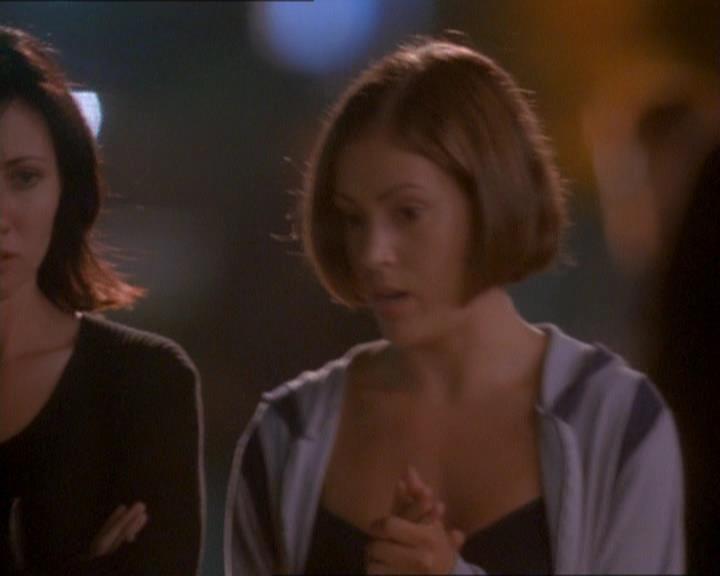 Charmed-Online_dot_net-1x01SomethingWiccaThisWayComes1694.jpg