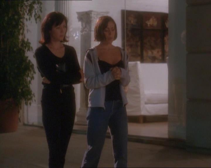 Charmed-Online_dot_net-1x01SomethingWiccaThisWayComes1701.jpg Charmed-Online_dot_net-1x01SomethingWiccaThisWayComes1701.jpg