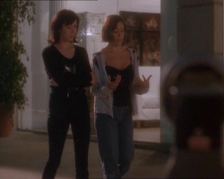Charmed-Online_dot_net-1x01SomethingWiccaThisWayComes1702.jpg Charmed-Online_dot_net-1x01SomethingWiccaThisWayComes1702.jpg