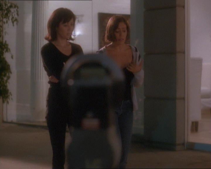 Charmed-Online_dot_net-1x01SomethingWiccaThisWayComes1703.jpg