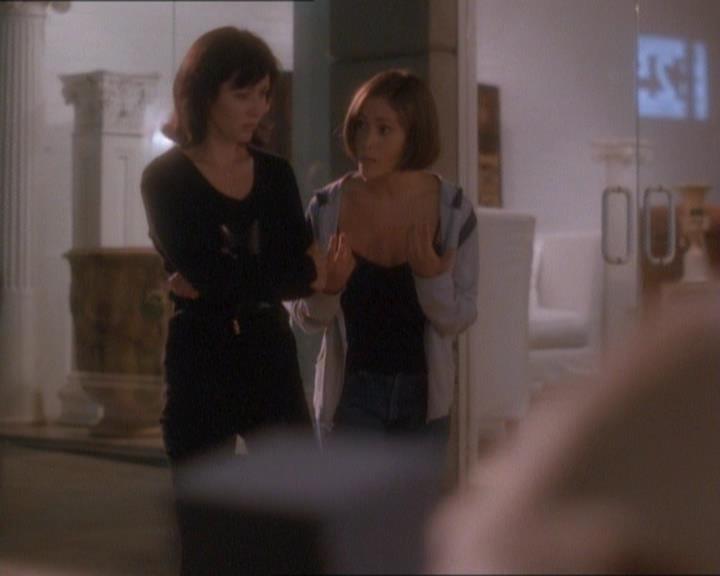 Charmed-Online_dot_net-1x01SomethingWiccaThisWayComes1705.jpg Charmed-Online_dot_net-1x01SomethingWiccaThisWayComes1705.jpg