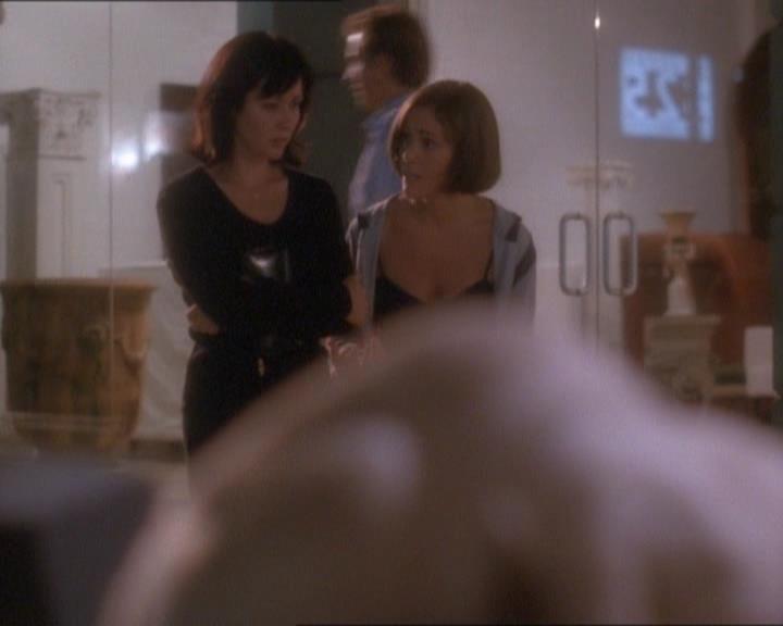 Charmed-Online_dot_net-1x01SomethingWiccaThisWayComes1706.jpg