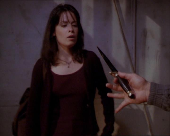 Charmed-Online_dot_net-1x01SomethingWiccaThisWayComes1897.jpg