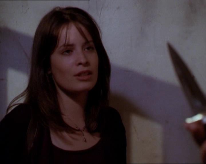 Charmed-Online_dot_net-1x01SomethingWiccaThisWayComes1900.jpg