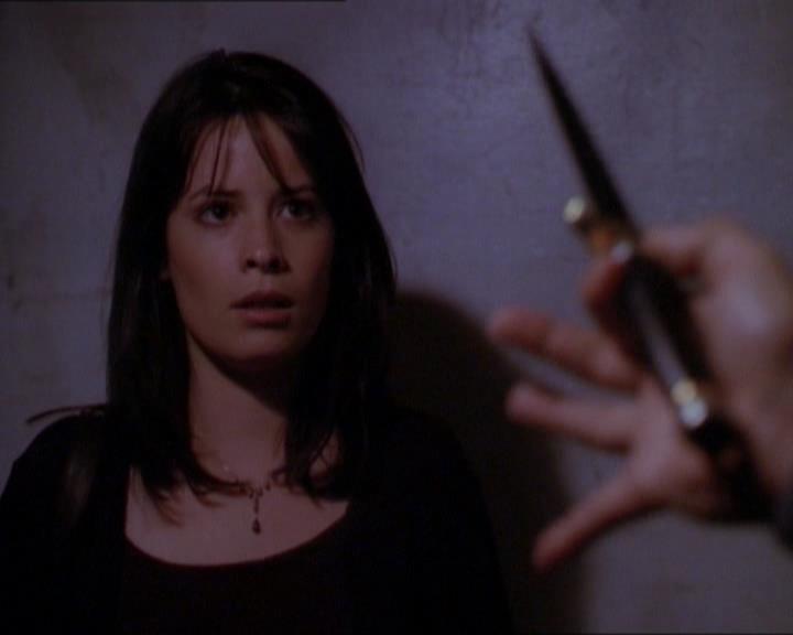 Charmed-Online_dot_net-1x01SomethingWiccaThisWayComes1906.jpg