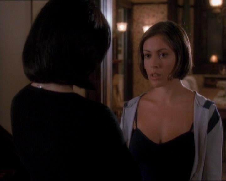 Charmed-Online_dot_net-1x01SomethingWiccaThisWayComes1992.jpg Charmed-Online_dot_net-1x01SomethingWiccaThisWayComes1992.jpg