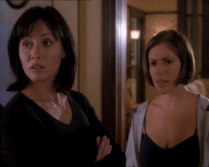 Charmed-Online_dot_net-1x01SomethingWiccaThisWayComes1995.jpg Charmed-Online_dot_net-1x01SomethingWiccaThisWayComes1995.jpg