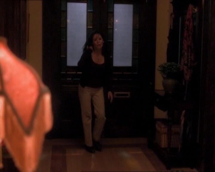 Charmed-Online_dot_net-1x01SomethingWiccaThisWayComes1997.jpg Charmed-Online_dot_net-1x01SomethingWiccaThisWayComes1997.jpg