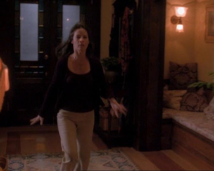 Charmed-Online_dot_net-1x01SomethingWiccaThisWayComes1998.jpg Charmed-Online_dot_net-1x01SomethingWiccaThisWayComes1998.jpg