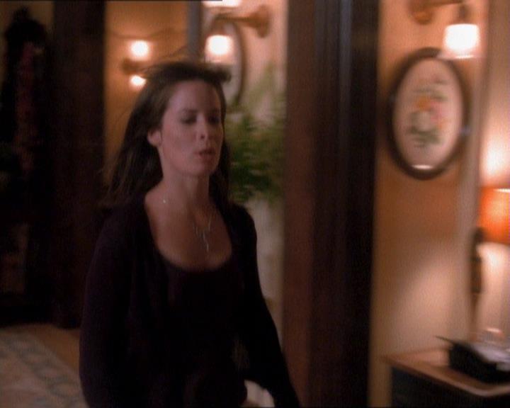 Charmed-Online_dot_net-1x01SomethingWiccaThisWayComes1999.jpg Charmed-Online_dot_net-1x01SomethingWiccaThisWayComes1999.jpg