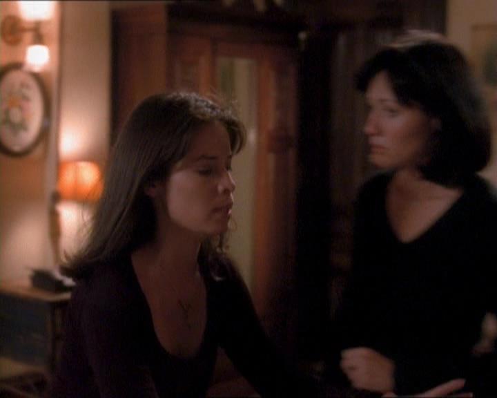 Charmed-Online_dot_net-1x01SomethingWiccaThisWayComes2000.jpg Charmed-Online_dot_net-1x01SomethingWiccaThisWayComes2000.jpg