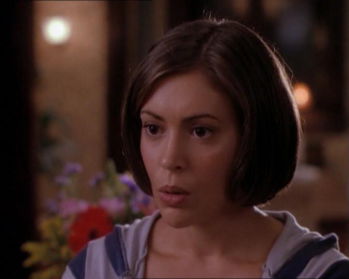 Charmed-Online_dot_net-1x01SomethingWiccaThisWayComes2002.jpg Charmed-Online_dot_net-1x01SomethingWiccaThisWayComes2002.jpg