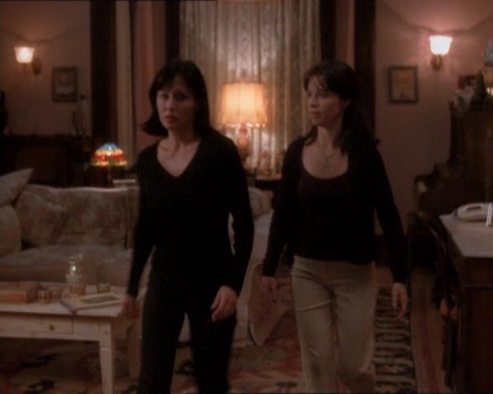 Charmed-Online_dot_net-1x01SomethingWiccaThisWayComes2028.jpg