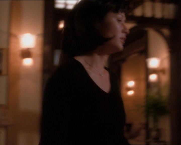 Charmed-Online_dot_net-1x01SomethingWiccaThisWayComes2031.jpg Charmed-Online_dot_net-1x01SomethingWiccaThisWayComes2031.jpg