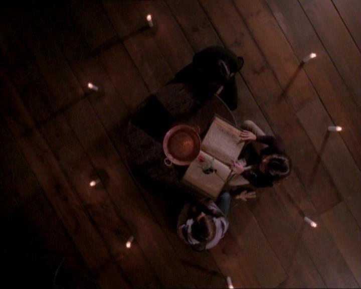 Charmed-Online_dot_net-1x01SomethingWiccaThisWayComes2040.jpg Charmed-Online_dot_net-1x01SomethingWiccaThisWayComes2040.jpg