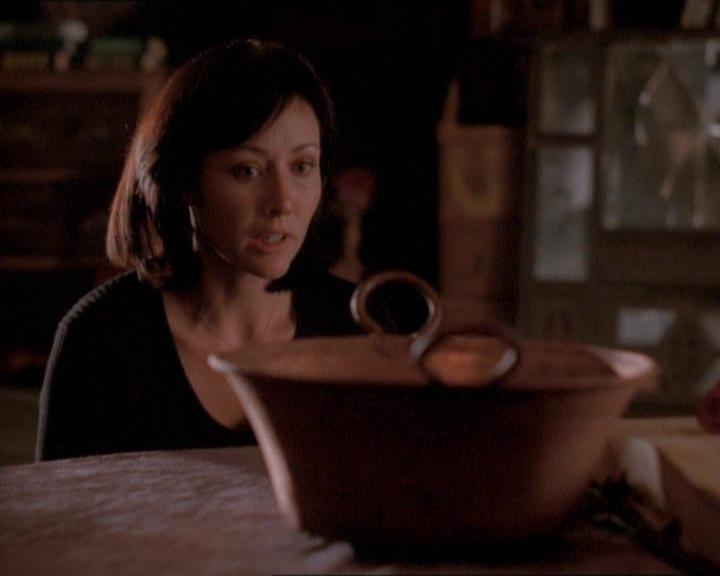 Charmed-Online_dot_net-1x01SomethingWiccaThisWayComes2050.jpg Charmed-Online_dot_net-1x01SomethingWiccaThisWayComes2050.jpg