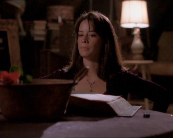Charmed-Online_dot_net-1x01SomethingWiccaThisWayComes2070.jpg Charmed-Online_dot_net-1x01SomethingWiccaThisWayComes2070.jpg