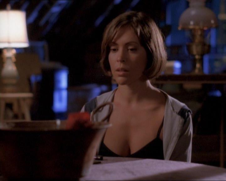 Charmed-Online_dot_net-1x01SomethingWiccaThisWayComes2072.jpg Charmed-Online_dot_net-1x01SomethingWiccaThisWayComes2072.jpg