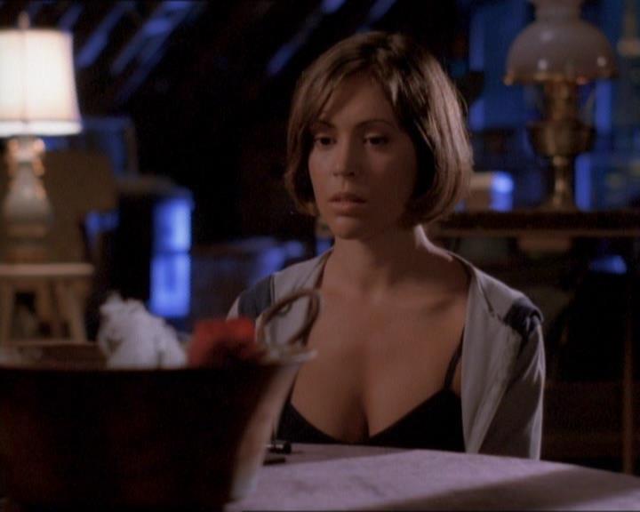 Charmed-Online_dot_net-1x01SomethingWiccaThisWayComes2073.jpg Charmed-Online_dot_net-1x01SomethingWiccaThisWayComes2073.jpg
