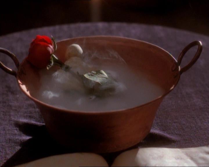 Charmed-Online_dot_net-1x01SomethingWiccaThisWayComes2077.jpg Charmed-Online_dot_net-1x01SomethingWiccaThisWayComes2077.jpg