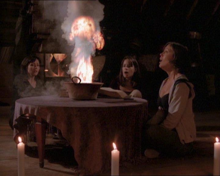 Charmed-Online_dot_net-1x01SomethingWiccaThisWayComes2085.jpg Charmed-Online_dot_net-1x01SomethingWiccaThisWayComes2085.jpg