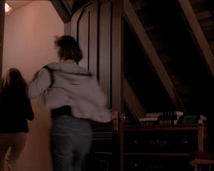 Charmed-Online_dot_net-1x01SomethingWiccaThisWayComes2115.jpg Charmed-Online_dot_net-1x01SomethingWiccaThisWayComes2115.jpg