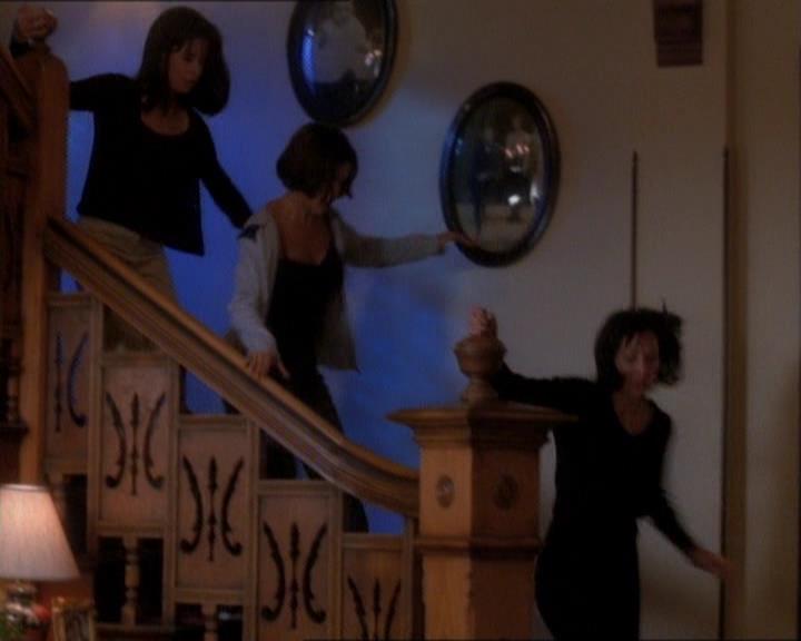 Charmed-Online_dot_net-1x01SomethingWiccaThisWayComes2117.jpg Charmed-Online_dot_net-1x01SomethingWiccaThisWayComes2117.jpg