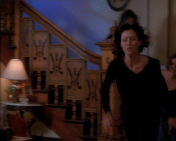 Charmed-Online_dot_net-1x01SomethingWiccaThisWayComes2118.jpg Charmed-Online_dot_net-1x01SomethingWiccaThisWayComes2118.jpg