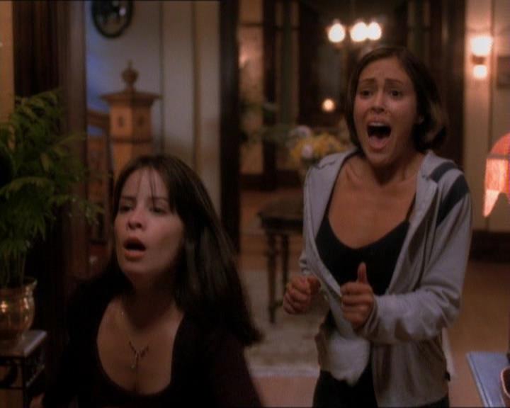 Charmed-Online_dot_net-1x01SomethingWiccaThisWayComes2122.jpg Charmed-Online_dot_net-1x01SomethingWiccaThisWayComes2122.jpg