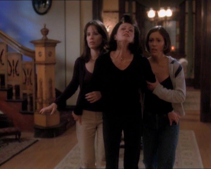 Charmed-Online_dot_net-1x01SomethingWiccaThisWayComes2128.jpg