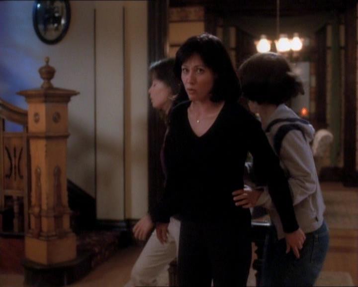 Charmed-Online_dot_net-1x01SomethingWiccaThisWayComes2130.jpg Charmed-Online_dot_net-1x01SomethingWiccaThisWayComes2130.jpg