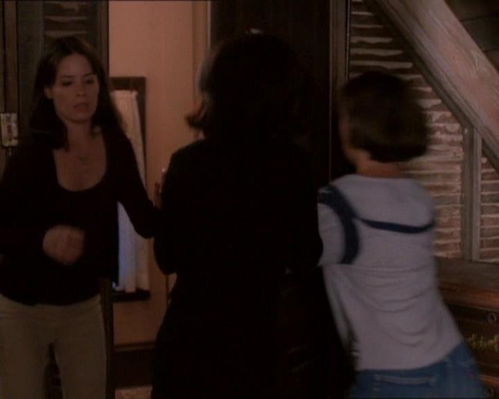 Charmed-Online_dot_net-1x01SomethingWiccaThisWayComes2144.jpg Charmed-Online_dot_net-1x01SomethingWiccaThisWayComes2144.jpg