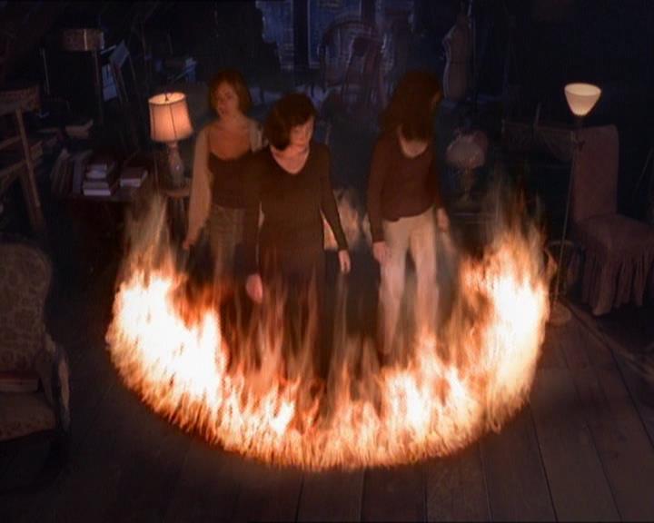 Charmed-Online_dot_net-1x01SomethingWiccaThisWayComes2185.jpg Charmed-Online_dot_net-1x01SomethingWiccaThisWayComes2185.jpg