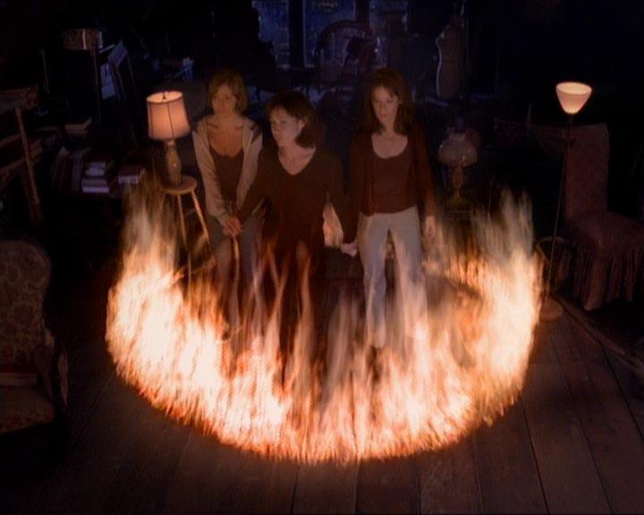 Charmed-Online_dot_net-1x01SomethingWiccaThisWayComes2193.jpg Charmed-Online_dot_net-1x01SomethingWiccaThisWayComes2193.jpg